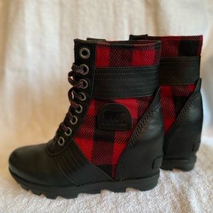 Sorel Lexie boots - black with red/black plaid